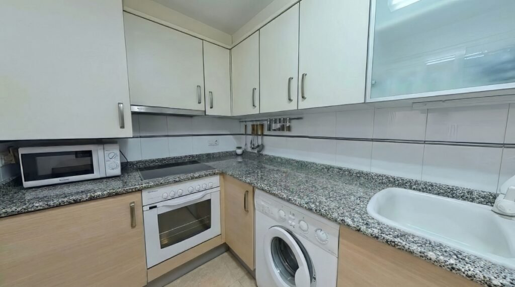 Cocina encimera mármol - pisos en venta Vinaròs de particulares cocina 2 - Particular vende piso de 2 habitaciones en Vinaròs con garaje y trastero.