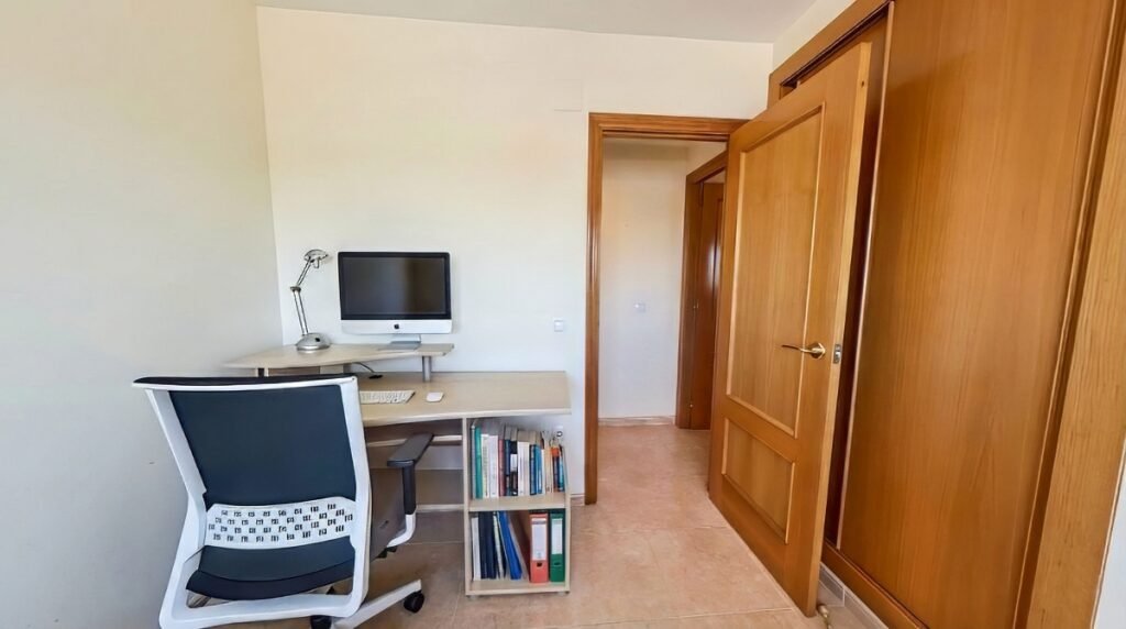 habitacion doble escritorio - pisos en venta Vinaròs de particulares dormitorio infantil 2 - Particular vende piso de 2 habitaciones en Vinaròs con garaje y trastero.