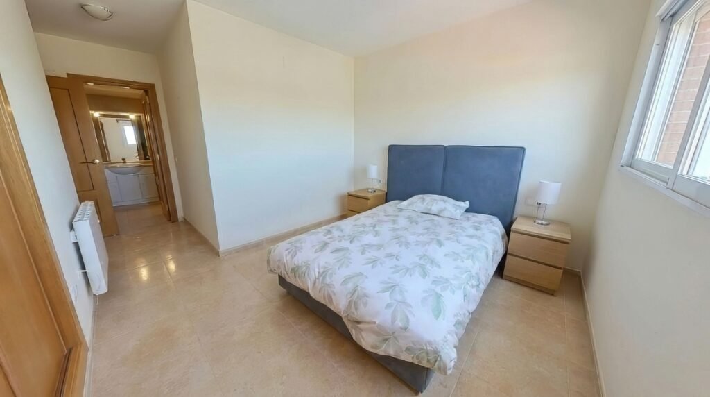 dormitorio principal - Particular vende piso de 2 habitaciones en Vinaròs con garaje y trastero.